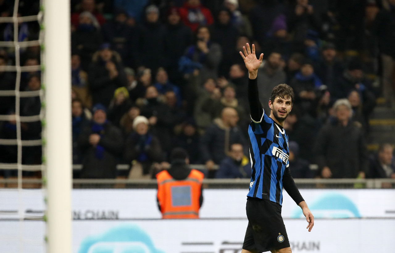 足球国足公开训练吸引千名球迷现场加油（国足公开训练现场迎来上千球迷助威）