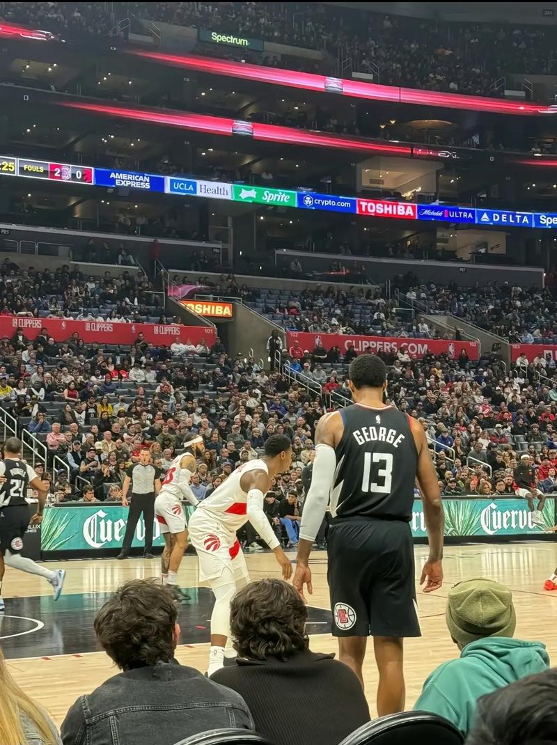 英超半场：迪亚斯世界波，格瓦迪奥尔破门，曼城2-0桑德兰（英超半场战报：迪亚斯轰世界波，格瓦迪奥尔建功，曼城2-0领先桑德兰）