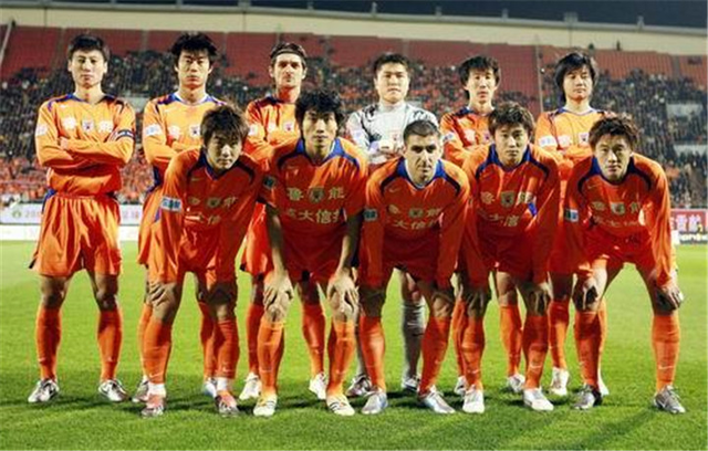 门将长传助攻惊艳全场（门将一记长传化作助攻，全场惊叹）