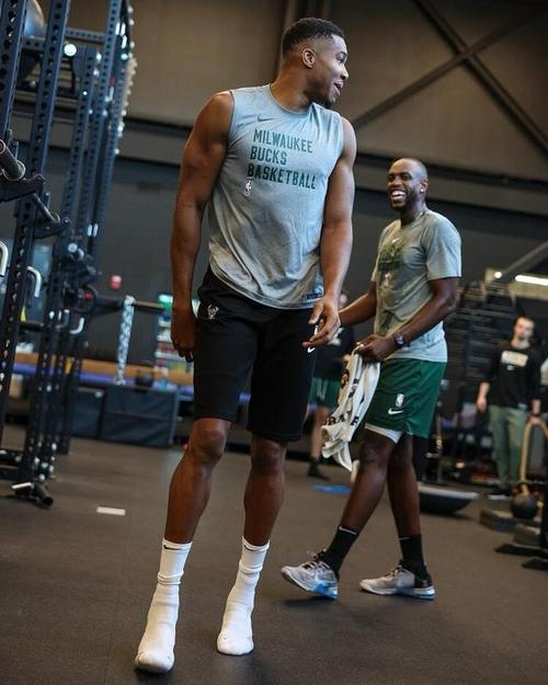 维蒂尼亚是第九位欧冠对英格兰球队戴帽球员，也是葡萄牙首人（维蒂尼亚成欧冠对英格兰球队上演帽子戏法的第九人，葡萄牙球员第一人）