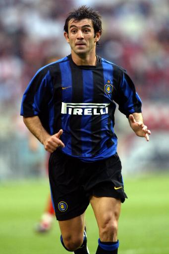 今晚，上海海港门将颜骏凌首发出场，迎来了他代表俱...（今晚，上海海港门将颜骏凌以首发身份出战，迎来其代表俱乐部的重要时刻）